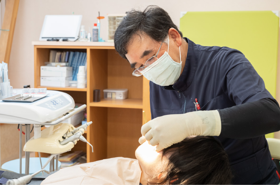 治療中の院長森山隆平